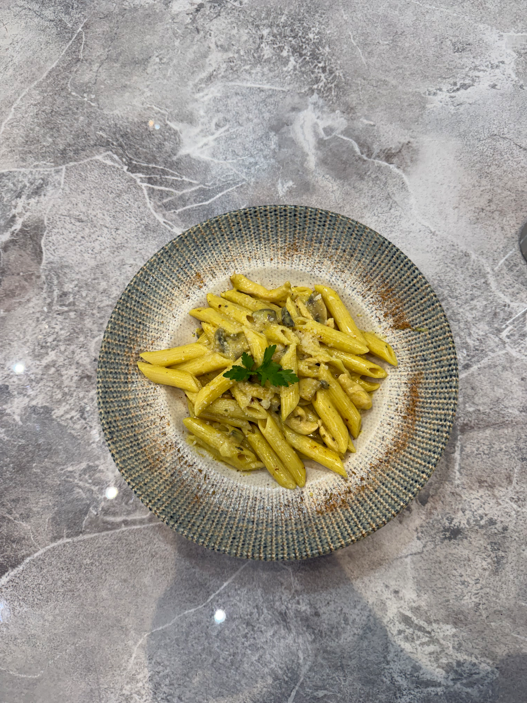 Köri soslu tavuklu penne