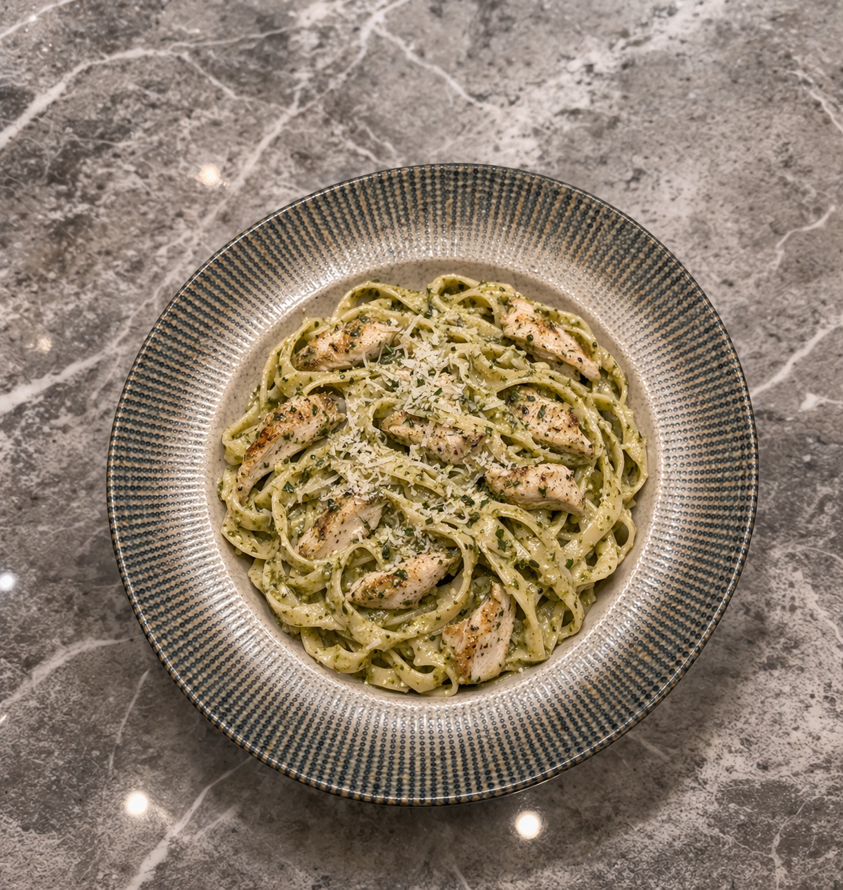 Pesto soslu tavuklu fettucine